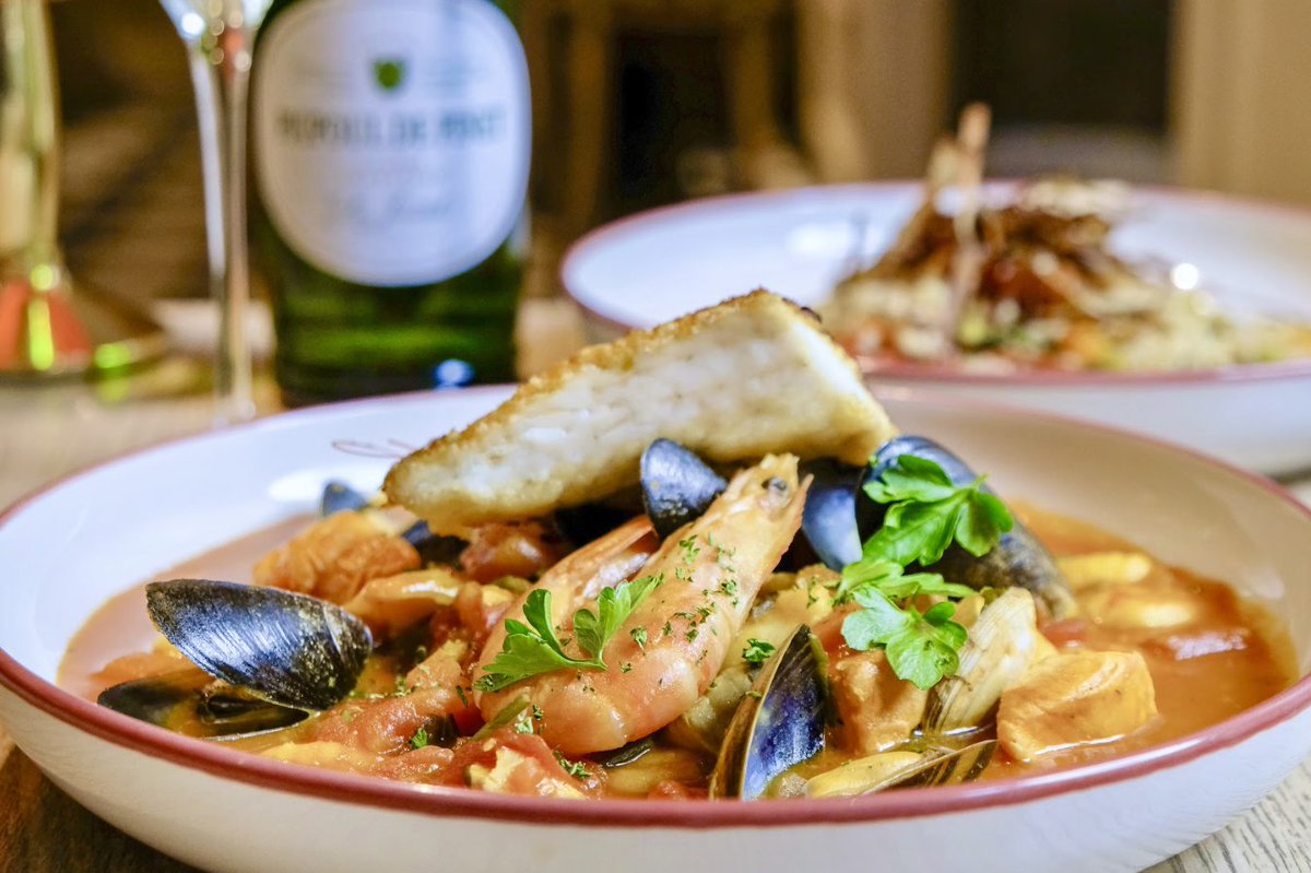 Sundays done RIGHT! 👌 Bouillabaisse with a side of live jazz! 🎷

Our live jazz band plays every weekend from 2-5pm.