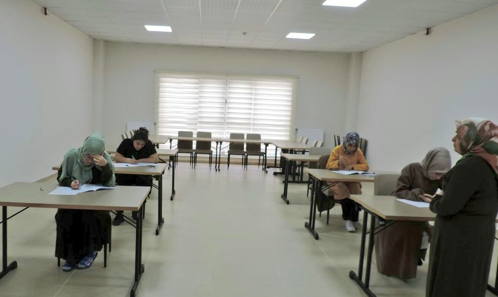 Saliha Sultan Yurdumuzdaki öğrencilerimiz Kitap Atölyesinin sonunda yapılan sınavda en iyi dereceyi almak için ter döküyorlar. #BenimYurdumKYK #KYKKitapAtölyesi