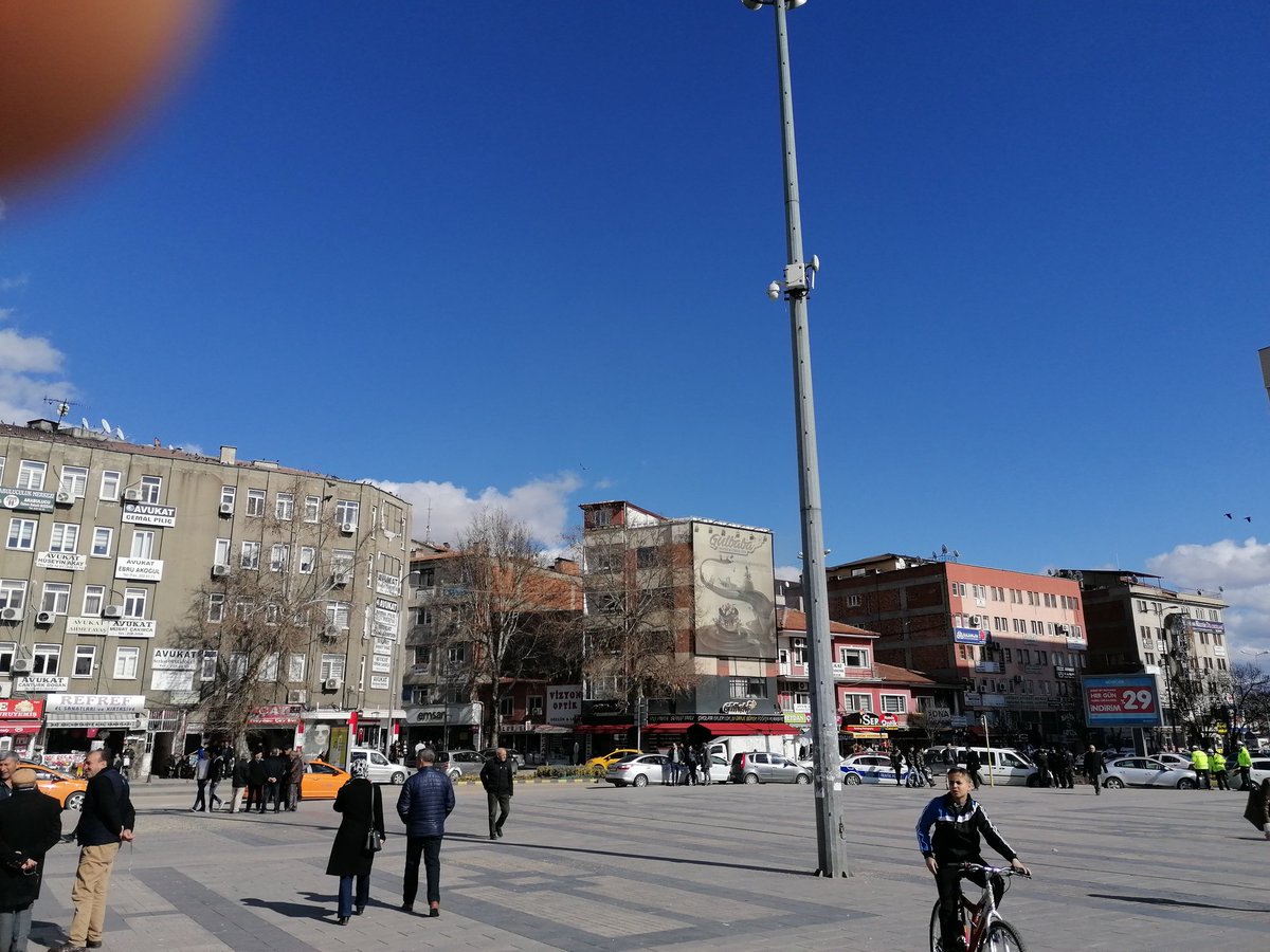 AdemTorlak9's tweet photo. Bu memleket şehitler diyarı neden burda esnaflarda balkonlarda bayrak yok neden siyasetçiler yok bu açıklamalardan sonra emniyet bizi alacak dogrular soylenındiginde hep ceza evine giriyoruz pagrımız yanıyor ses yok kimseden https://t.co/Xdz8dFj5tm