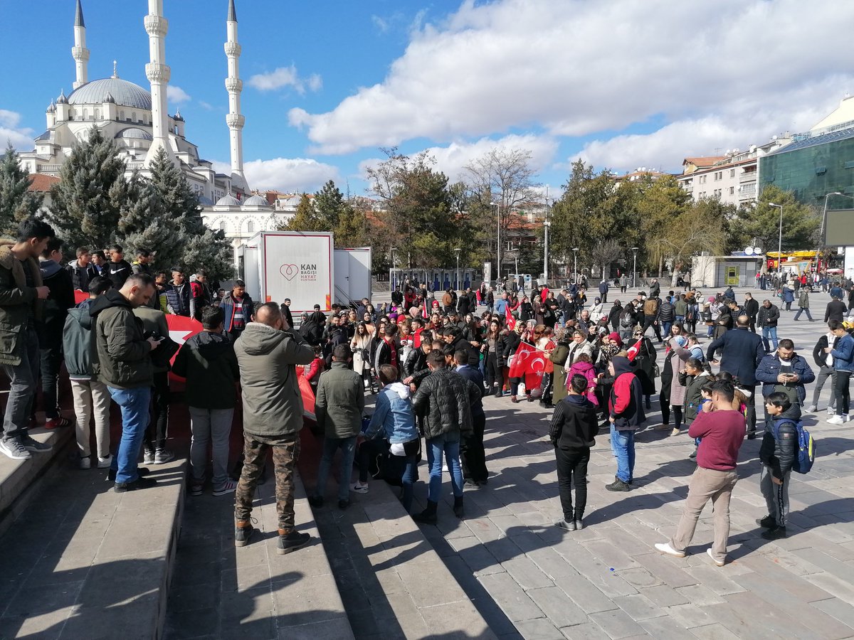 AdemTorlak9's tweet photo. Bu memleket şehitler diyarı neden burda esnaflarda balkonlarda bayrak yok neden siyasetçiler yok bu açıklamalardan sonra emniyet bizi alacak dogrular soylenındiginde hep ceza evine giriyoruz pagrımız yanıyor ses yok kimseden https://t.co/Xdz8dFj5tm