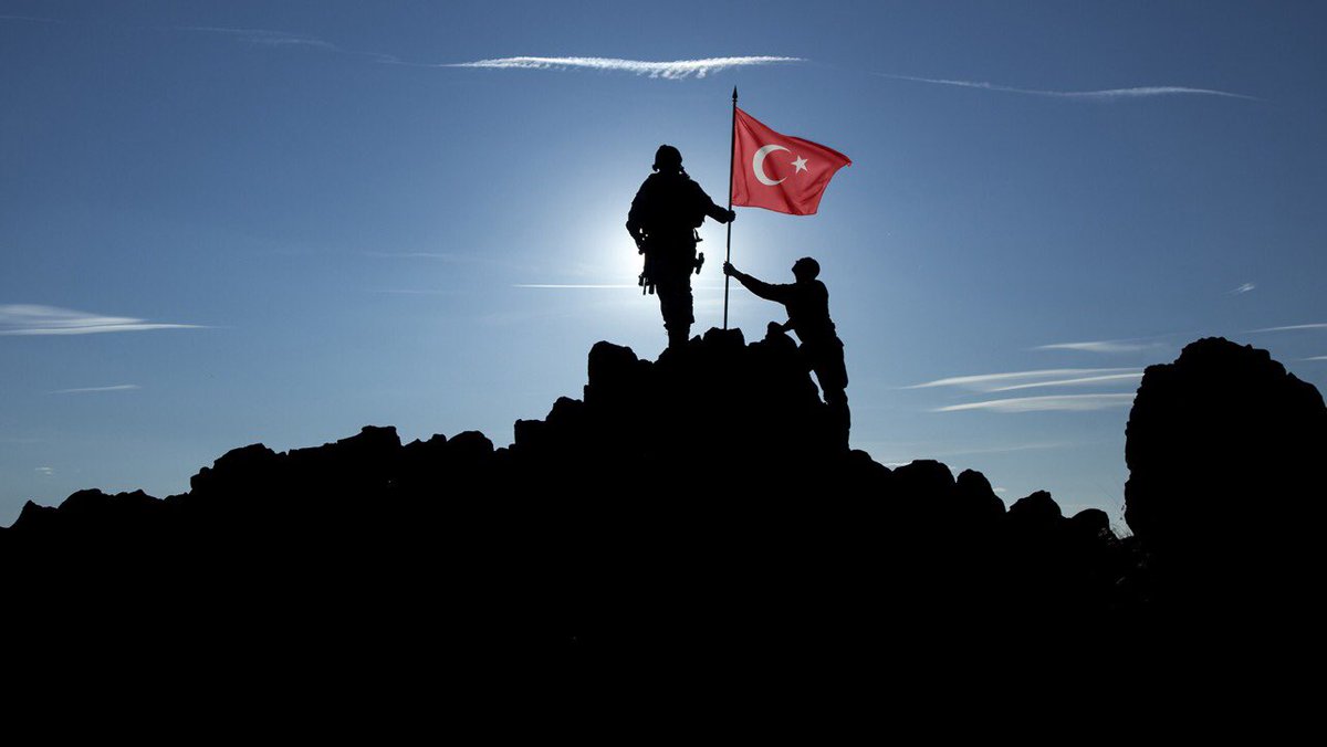 Arkasında dua gücü, su gibi akar Fatiha’lar Yasinler
Düşmanı kahreder kınalı Mehmetçikler
Budur şanlı Peygamberin övdüğü Türkler
Yarabbi #BaharKalkanı harekatını eyle mansur 
İslamın düşmanları olsun makhur...