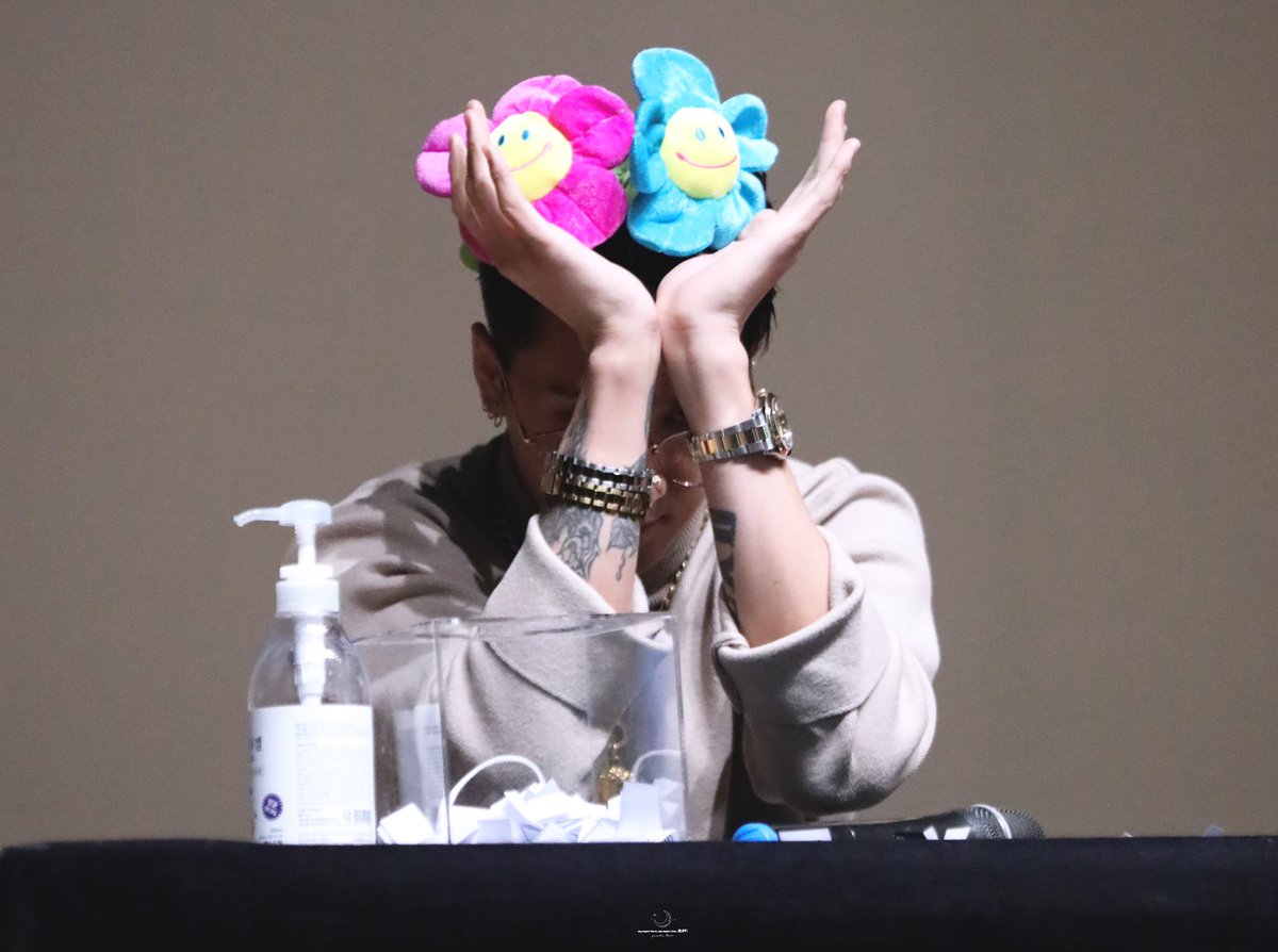 Ravi_nirvana's tweet photo. 200229 동자아트홀 팬싸 HQ✨

@RAVI_GTCK 

🌼뭐야 누가 꽃이야🌼

#라비 #그루블린 #락스타 #ROCKSTAR #Ravi #GROOVL1N https://t.co/SWbqQPVJxO