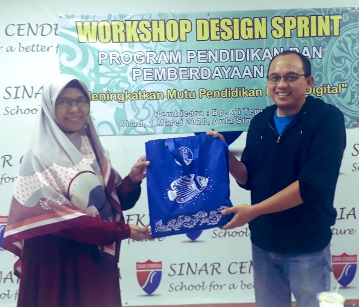 InternetCerdas_'s tweet photo. Training Design Sprint utk Ibu2 Kota Tangsel. 

Presented by Coach @BungAji , Presiden KIC (komunitas @InternetCerdas_ ) / SIC (smart internet community)

#DesignSprint #DesignThinking #Disrupt #disruption https://t.co/hakExoO6FK