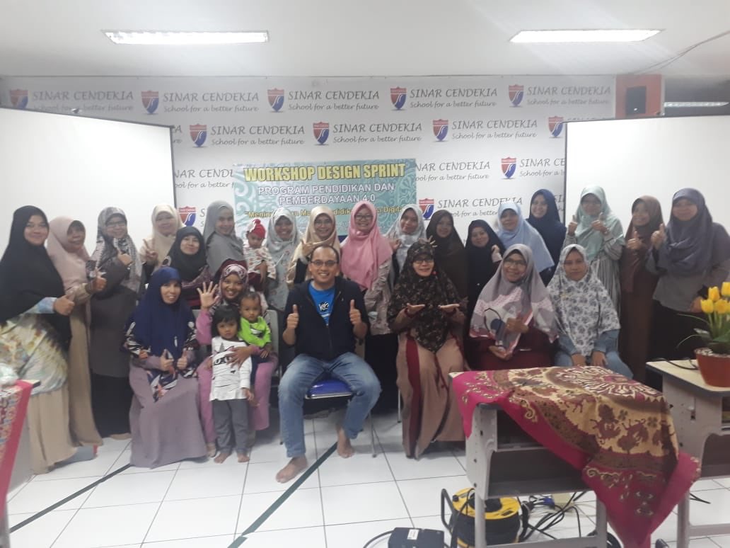 InternetCerdas_'s tweet photo. Training Design Sprint utk Ibu2 Kota Tangsel. 

Presented by Coach @BungAji , Presiden KIC (komunitas @InternetCerdas_ ) / SIC (smart internet community)

#DesignSprint #DesignThinking #Disrupt #disruption https://t.co/hakExoO6FK