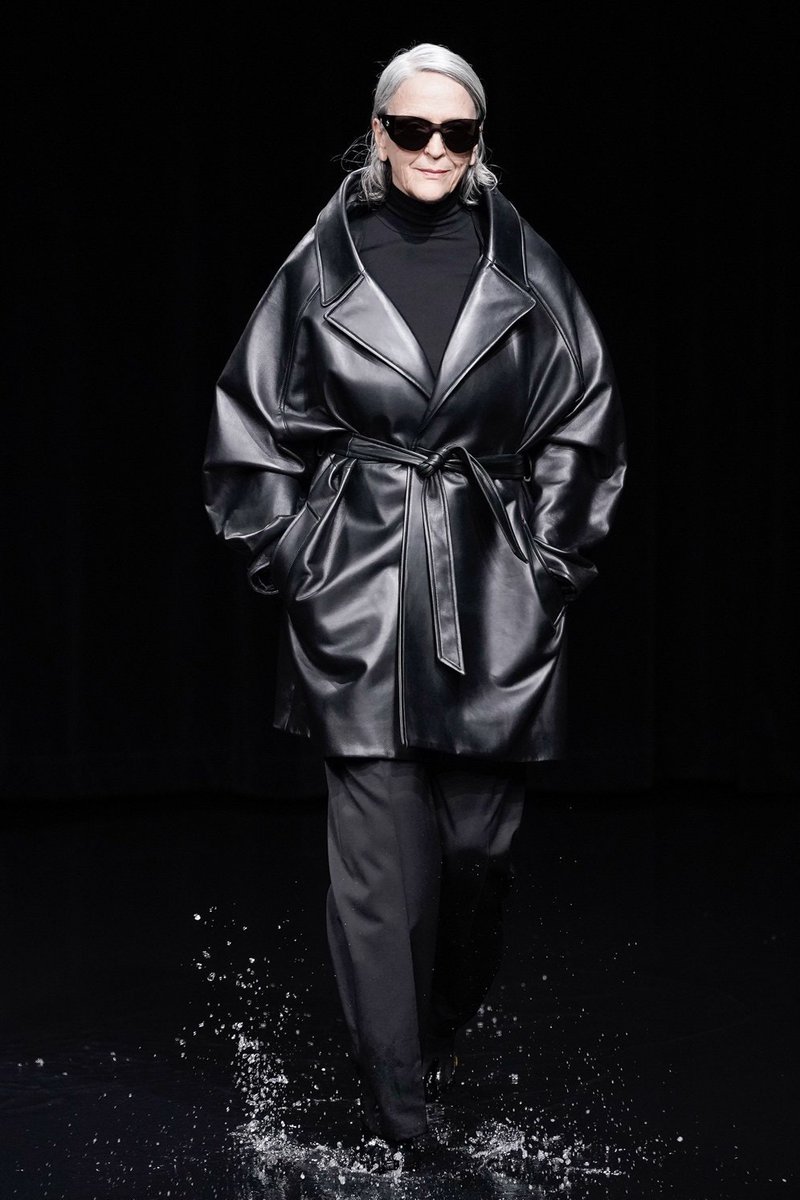 Vogue España on Twitter: "El dramatismo de Balenciaga en la Semana de la  Moda de París https://t.co/7Ayf02fCPK… "