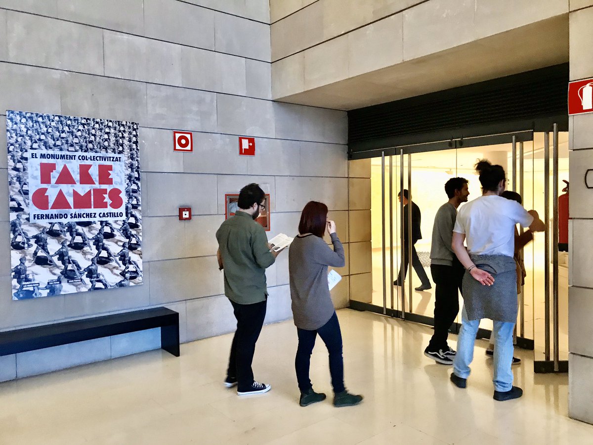 gva_IVAM's tweet photo. 🔲#FakeGamesIVAM Hui últim día de la expo de l'artista Fernando Sánchez Castillo. Un memorial col·lectiu a partir d'uns soldats de joguina, inspirats en una de les fotografies més icòniques de la Guerra Civil: 'Mort d'un milicià' atribuïda a Robert Capa i Gerda Taro https://t.co/GBCUWhCRNh
