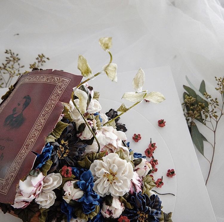 케이크 존예존예❤️

리차드가 과몰입한 니~체!의 ‘차라투스트라는 이렇게 말했다!”를 모티브로 한 책케이크📕🎂(플라워떡앙금케이크)

책 디자인은 <a href="/guppe__33/">꿒</a> 님이 도와주셨습니다❤️ 사랑해요.....