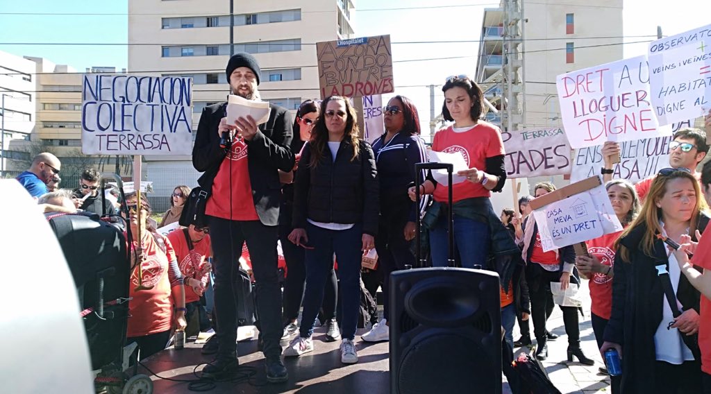 LazoraTRS_Afec's tweet photo. Avui hem anat a Badalona per manifestar-nos amb els afectats pels increments abusius dels preus de lloguer per part d’ #Azora de Barcelona, Hospitalet, Terrassa, Badalona i Granollers! Volem regulació dels lloguers, i negociació col•lectiva amb #Lazora 
#TodasVsAzora https://t.co/bQ76yR5odV