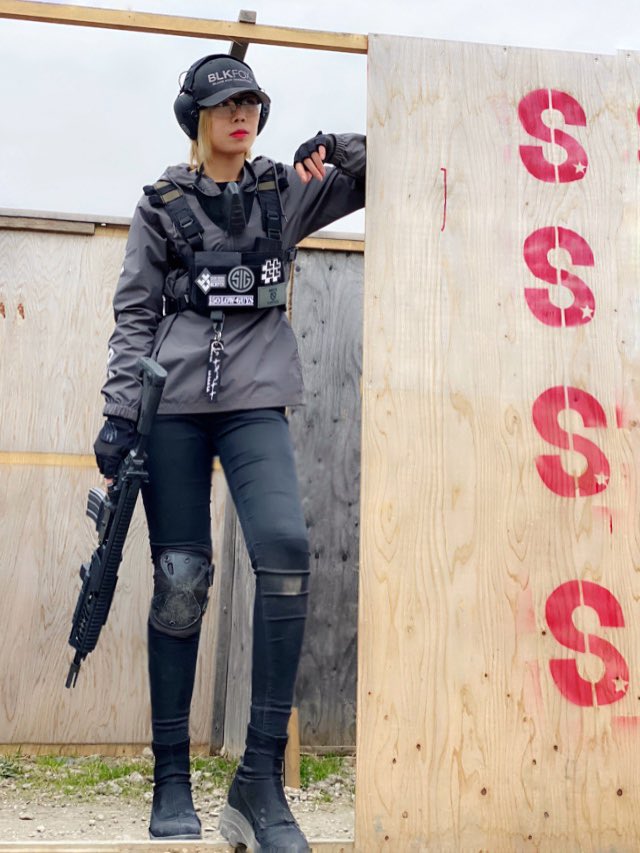 تويتر こんちゃん Blkfox店長 على تويتر サバゲー女子の装備紹介 私ももちろん参加 名前 こんちゃん 黒スキニー フード付きパーカー チェストリグ サバゲーの時も私服の時も着れるものがいいので 服装は基本的に家にあるもので揃いそうなものしか着て