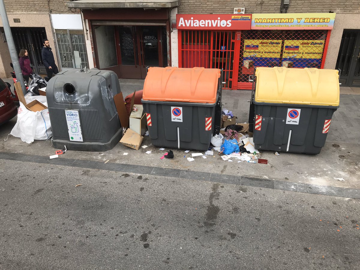 jmsobrin's tweet photo. Esto es lo que cada día nos encontramos los vecinos de la Avenida del Manzanares en la puerta de nuestras casas @MADRID https://t.co/peyOZ8jBOJ