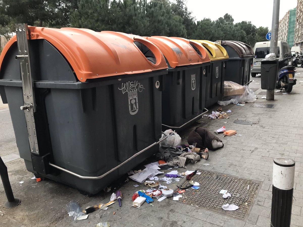 jmsobrin's tweet photo. Esto es lo que cada día nos encontramos los vecinos de la Avenida del Manzanares en la puerta de nuestras casas @MADRID https://t.co/peyOZ8jBOJ