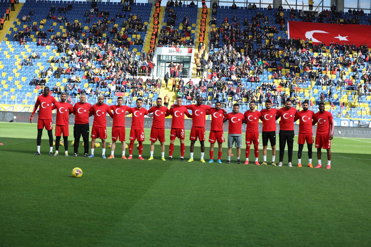 🇹🇷 Ay yıldızlı t-shirt ile sahadayız. Gururluyuz, Yiğidoyuz. 🔴⚪