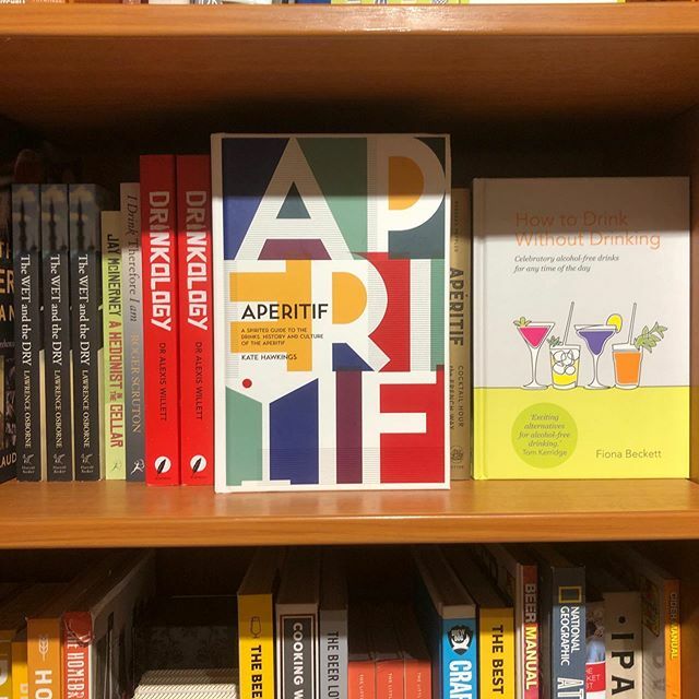 katehawkings's tweet photo. News just in from our Cambridge desk: me and @signesjohansen standing shoulder to shoulder on a shelf โค๏ธ
h/t @timhayward https://t.co/11ikOeAuQL https://t.co/VAbgxt7KHO
