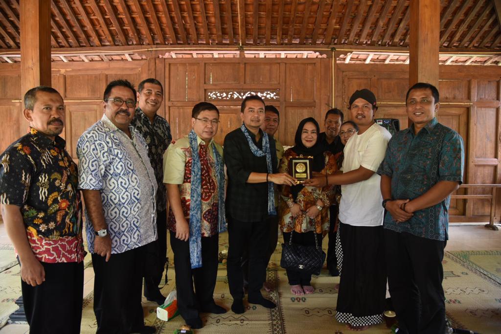 Tim Kunjungan Kerja Komisi X DPR RI yang dipimpin Ketua Komisi X DPR RI Syaiful Huda melakukan tinjauan Pariwisata dan Ekonomi Kreatif ke Desa Wisata Batik Giriloyo, Daerah Istimewa Yogyakarta, Sabtu, 29 Februari 2020. #KunkerDPR