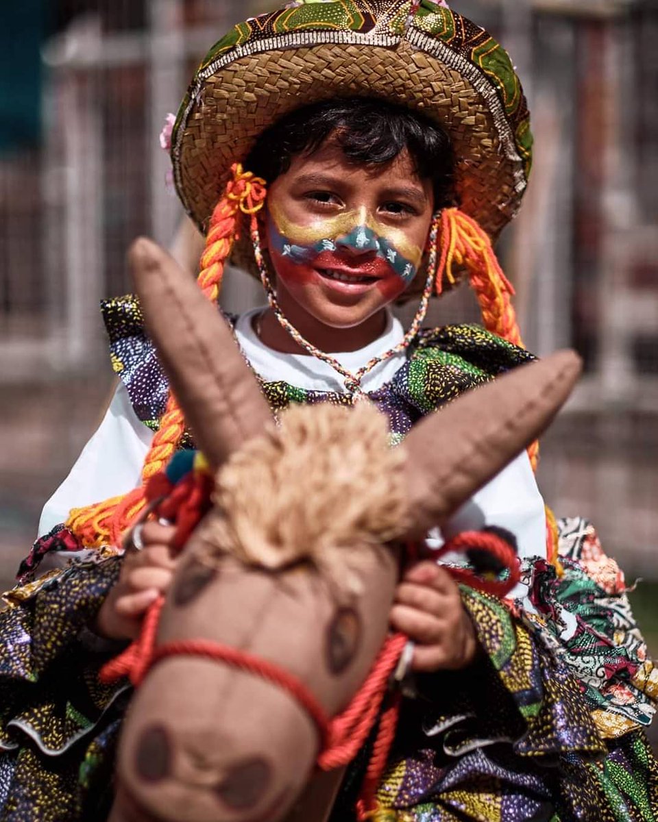 carnival_tt's tweet photo. π΄πΉπΉ A young burrokeet from #TrinidadCarnival2020 ππΉπΉ β’
Kiddies Carnival πΈ: #JasonAudain https://t.co/ABb2SauzSL