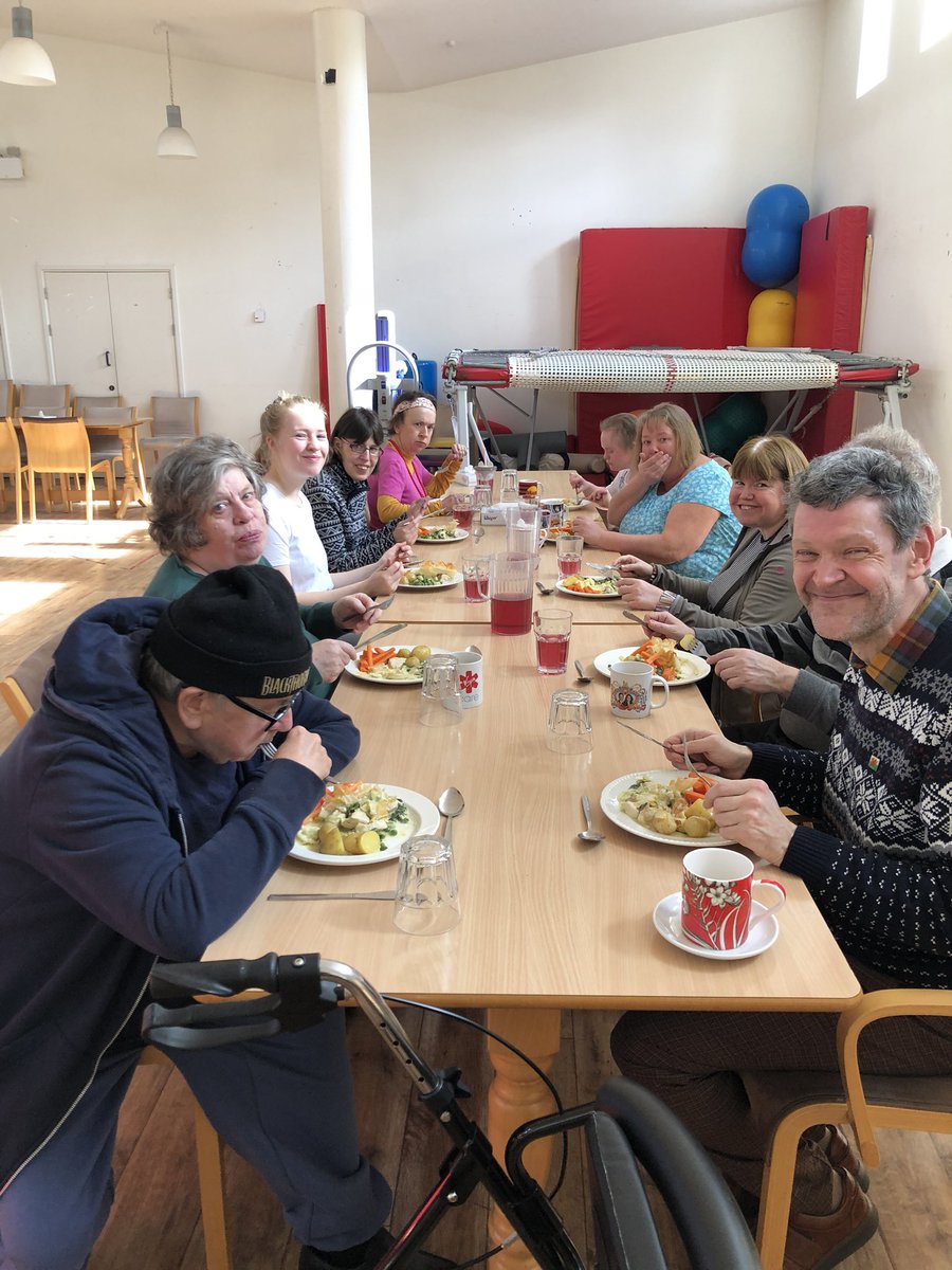 Dinner is served! 😋 huge thanks to Cath for today’s delicious Sunday Lunch. Chicken pie and apple crumble 🍴
