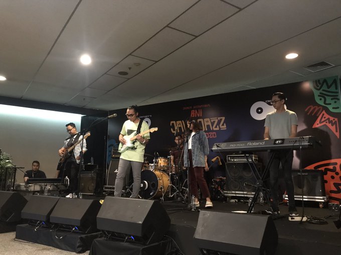 JavaJazzFest's tweet photo. "Blue Sky Collapse" by @adhitiasofyan . How much do you like this song?l
#DemajorsStage #BNIJJF2020 #RedeemYourselfThroughMusic https://t.co/zvL3eCRwpJ