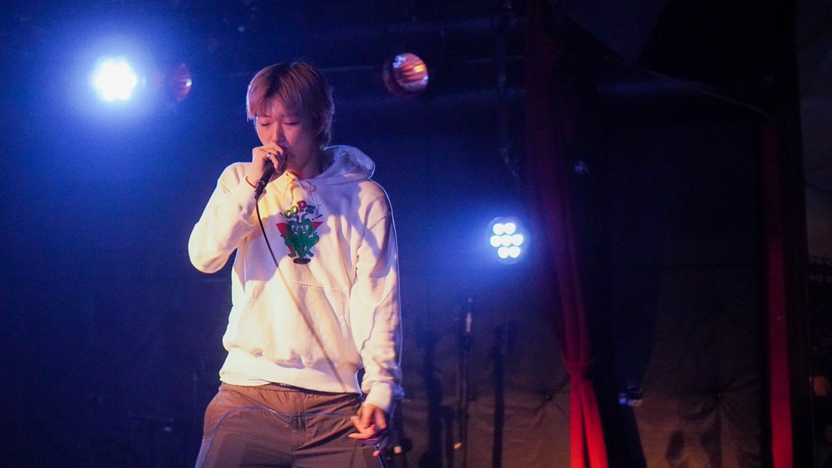 TRIGGERFES's tweet photo. 〈 TRIGGER FES 2020 "Dawn" 〉

📎LIVE REPORT📎 

【 #gummyboy 】

最後を飾ったのはgummyboy。1st Mixtape『The World of Tiffany』をひっさげた今回のライブは、自在なフロウが印象的なアップチューンからセンチメンタルなトラックまで、彼の止まらない勢いとたしかな実力を刻みつけた。 https://t.co/DNuONGBhbv