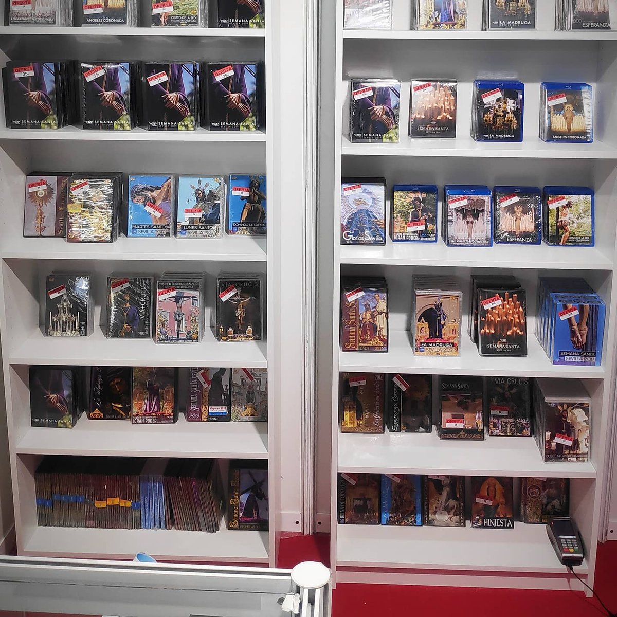 JRPvideos's tweet photo. Hoy es el último día de la Feria Cofrade del @MercadoArenal . Estaremos hasta las 20.00 horas ininterrumpidamente. No dejes de acercarte por nuestro stand y hacerte con tus vídeos cofrades al mejor precio. OFERTAS!! 
#jrpvideos #videoscofrades #artesaniacofrade #standcofrade https://t.co/jzijBK87Dt