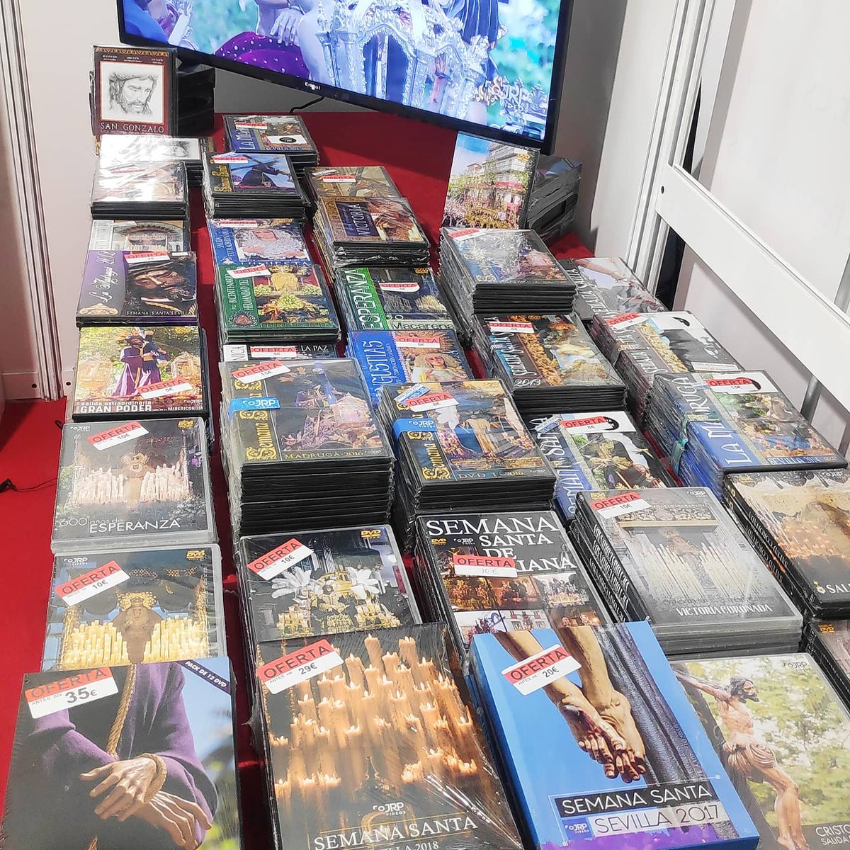 JRPvideos's tweet photo. Hoy es el último día de la Feria Cofrade del @MercadoArenal . Estaremos hasta las 20.00 horas ininterrumpidamente. No dejes de acercarte por nuestro stand y hacerte con tus vídeos cofrades al mejor precio. OFERTAS!! 
#jrpvideos #videoscofrades #artesaniacofrade #standcofrade https://t.co/jzijBK87Dt