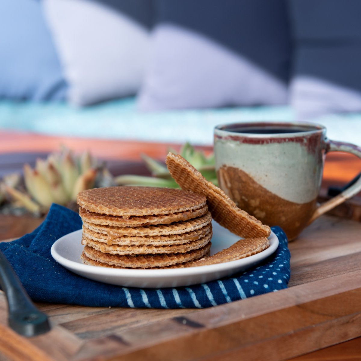 DaelmansUS's tweet photo. A stack of #stroopwafels can make any day bright and sunny!
#Daelmans #coffeesbestfriend #SundayThoughts https://t.co/RvRKViFXIx