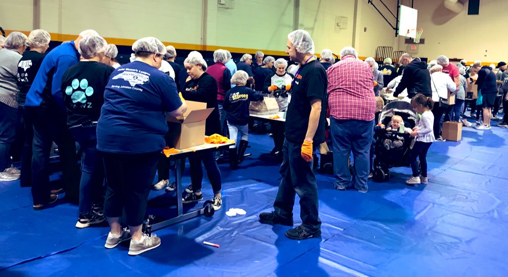 SmMSKnights's tweet photo. 10,000 meals complete! #SSStrong Feeds 2020 was a huge collaborative success! Thank you to the JCPS staff, students, and community members who came out to help the #SSStrong community! #WeLoveOurCommunity #GenerosityFeeds https://t.co/YiZPrEueAC