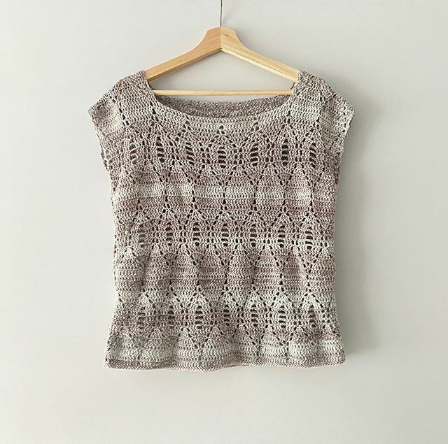 Summer top in the making. Yarn : <a href="/rico_design/">Voor alle designs</a> Creative Sport print. Happy Sunday !!! #haken #crochet #hekle #haekling #virka #uncinetto #hekle #haekling #annelies #vicarno #design #top #summer #craftastherapy #crochetersofinstagram #crochetersofinsta #cr… ift.tt/2Vy9gQf