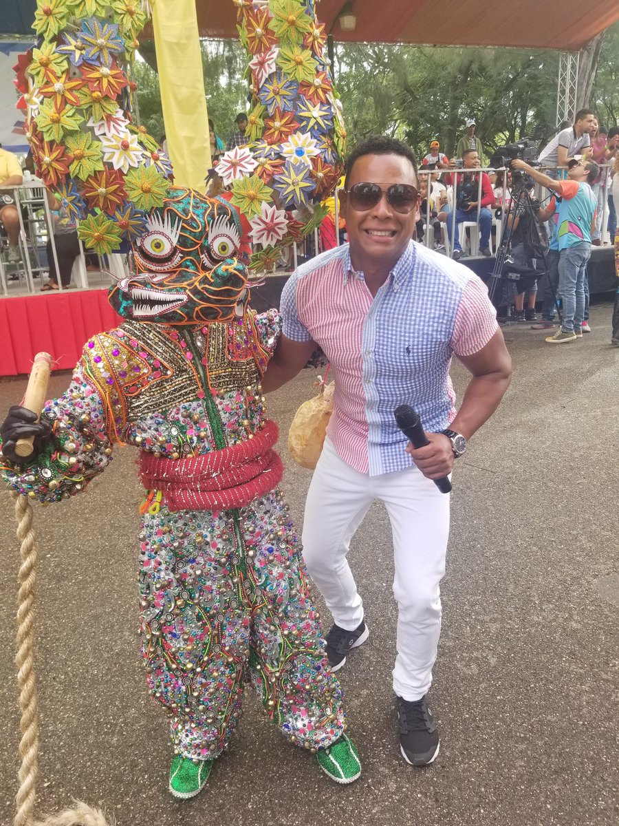 AlexanderMB04's tweet photo. De visita al primer Santiago de América a conocer su popular Carnaval caracterizado por su tradicional personaje Los Lechones, además visitar los Murales artísticos. #TesorosdeSantiago2020
#PasionPorRD #turismointernoenrd #rdlotienetodo 
#MiturenCarnavales
 @milkahernandezRD https://t.co/mrKWnCw0Ze