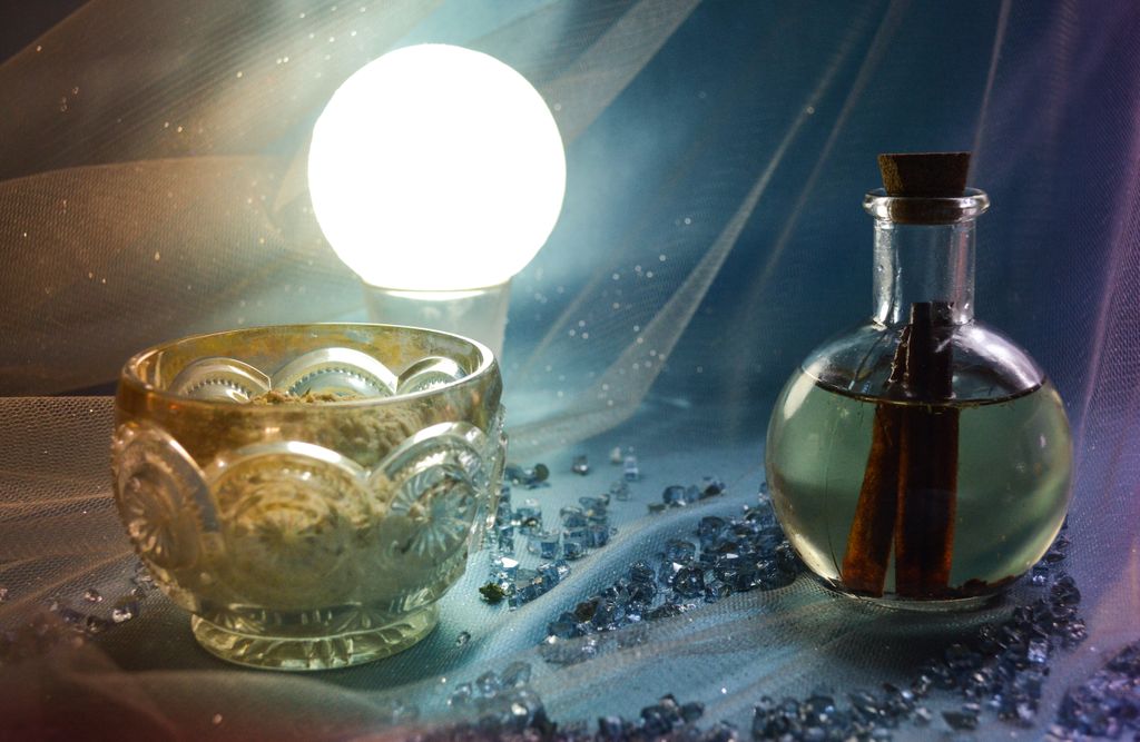 Faeriemagazine's tweet image. "Adages and weather aside, the transitional month of #March, in fact, comes in like a fish &amp;amp; goes out on fire. Indeed, the spell that holds the rebirth of our beloved #Spring is presided over by dreamy #Piscean intuition..."  @MsBeautyWitch buff.ly/2TuOuP1