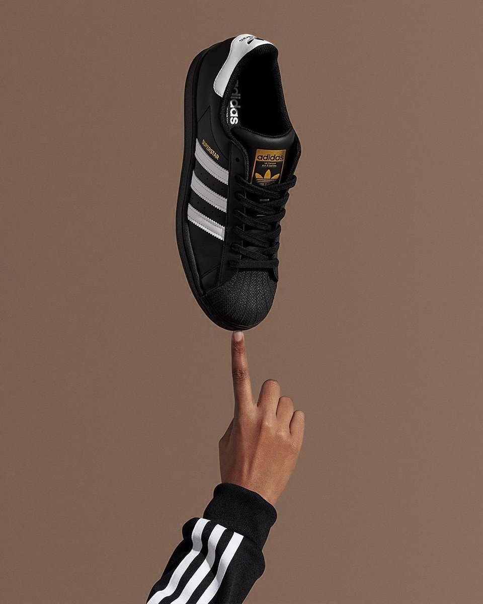 AtmosferaBlack's tweet photo. Triunfó en las canchas de baloncesto de los 70🏀. Se convirtió en un emblema del hip-hop de los 80🎧. La zapatilla adidas Superstar es un icono del estilo urbano desde hace varias décadas✨. SIEMPRE ORIGINAL.
https://t.co/muBGqOPxdt https://t.co/Pre9vPCiSo