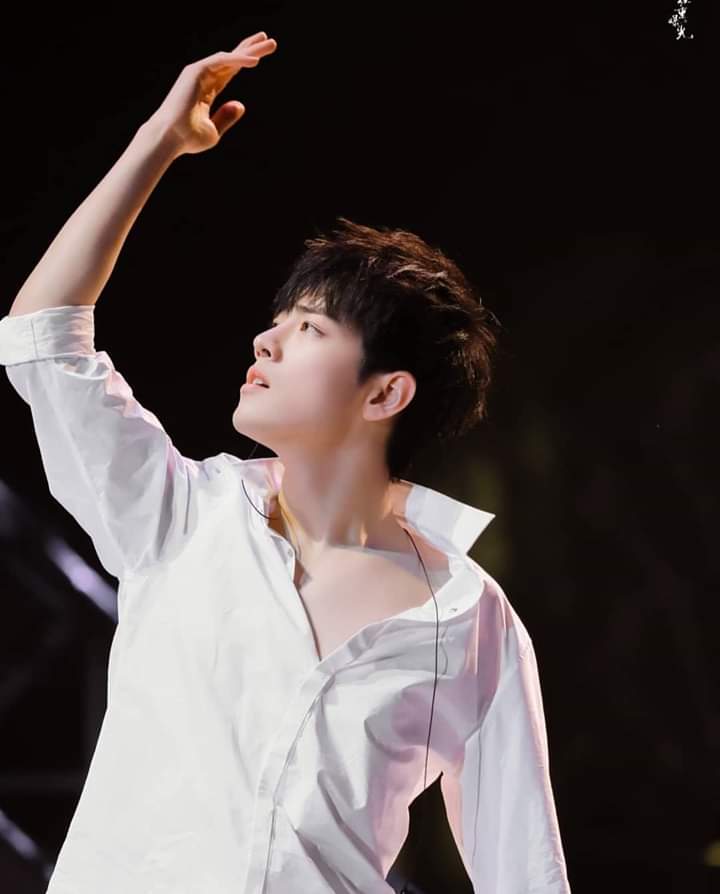 YlinhHa's tweet photo. Đợi khi em giàu rồi, em mua nổi buồn của anh được không? #WeLoveYouXiaoZhan https://t.co/Y2dRHRytsO