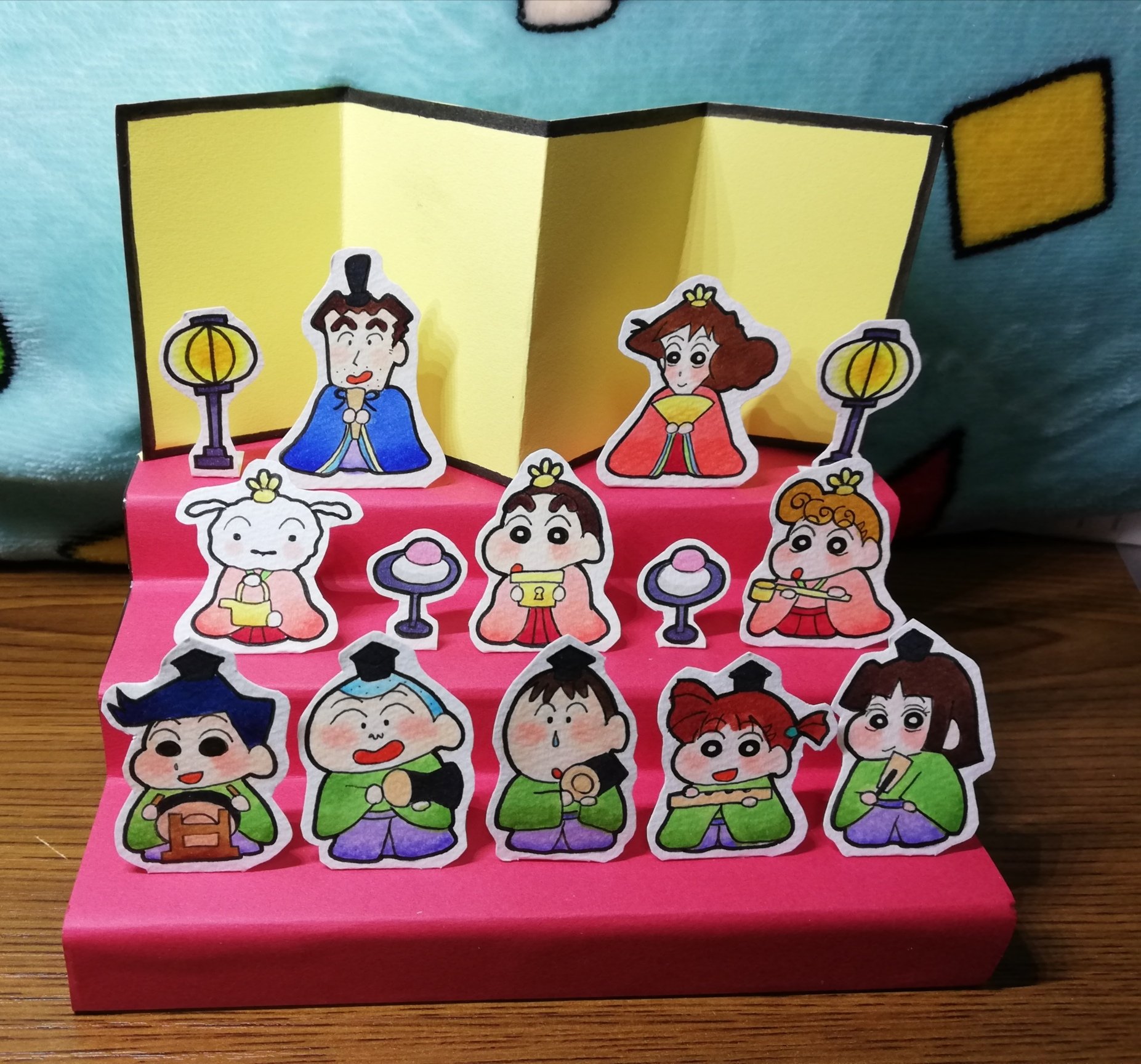 もかな در توییتر うちに雛人形ないので手作りしました Ww 土台は100均 の3段の飾るやつをつかって 後は絵を描いて貼り付けるだけのリーズナブルかつ簡単雛人形の完成 クレヨンしんちゃん ひな人形 ハンドメイド