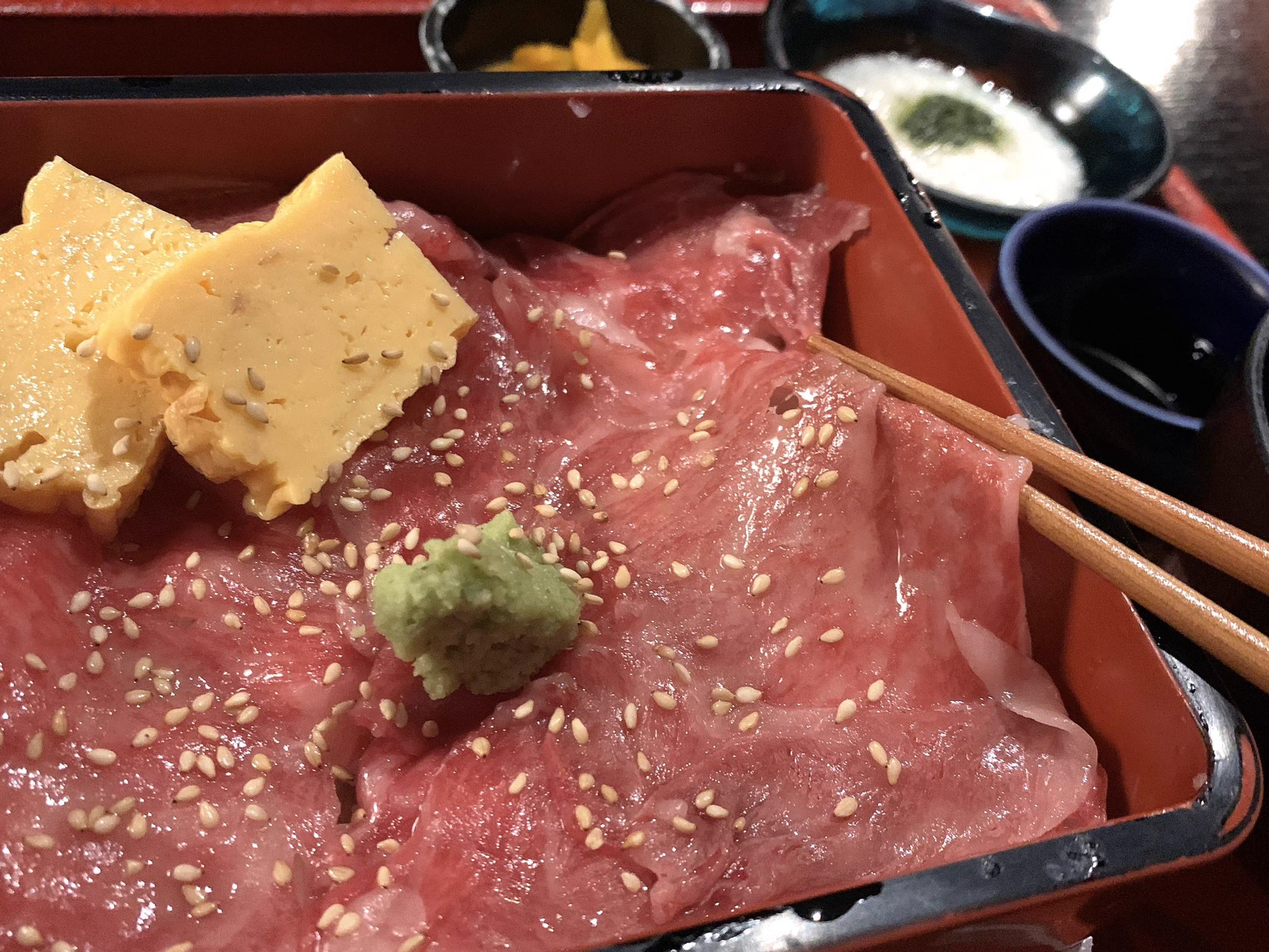 まさに肉の宝石箱！？肉好きも唸る「炙り和牛刺とろろ重」！