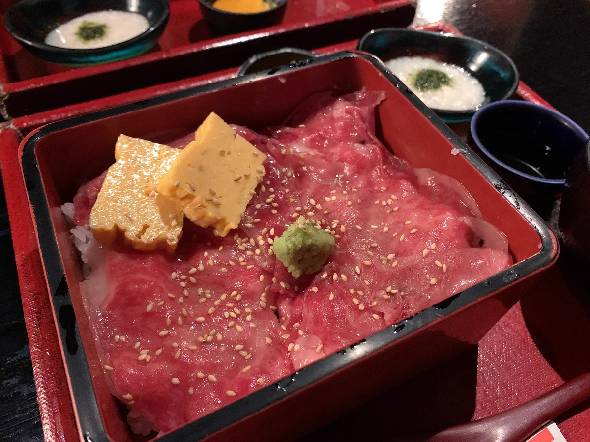 まさに肉の宝石箱！？肉好きも唸る「炙り和牛刺とろろ重」！