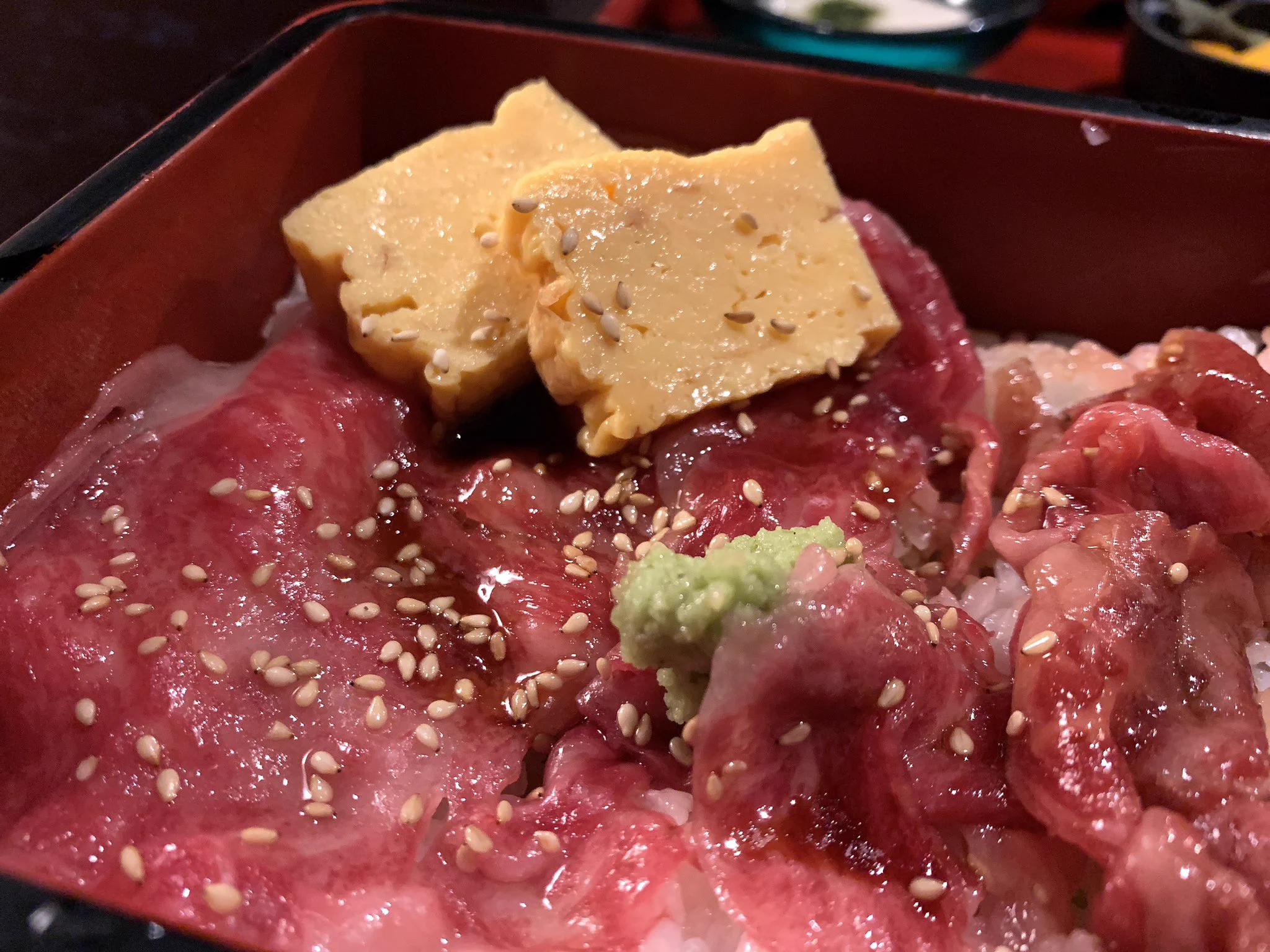 まさに肉の宝石箱！？肉好きも唸る「炙り和牛刺とろろ重」！