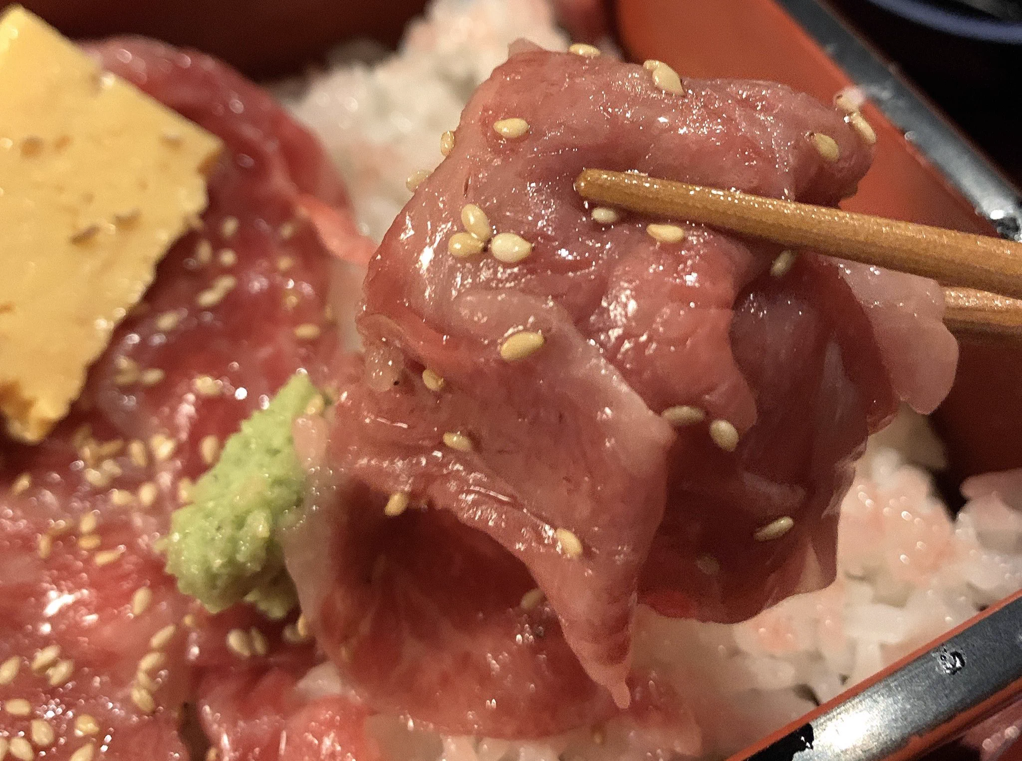 まさに肉の宝石箱！？肉好きも唸る「炙り和牛刺とろろ重」！