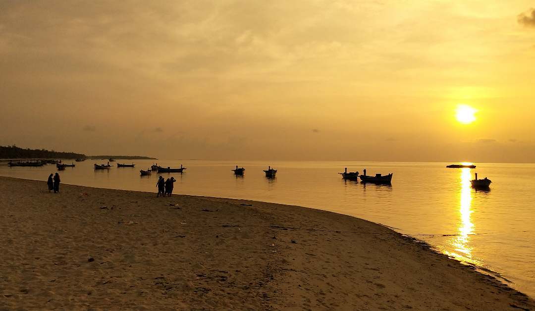 _comefly_withme's tweet photo. Limit your 'Always' &amp; your 'Nevers'.
#1st day on Kavaratti Island.
#bikerlife #longride  #loveyourself  #livemoments  #liveonpurpose #travel #travelgram #travelphotography #travelblogger #truewanderer #bikerlove   #goals #IncredibleIndia #allindiaride #India #lakshadweep https://t.co/8jkKdt0bXo