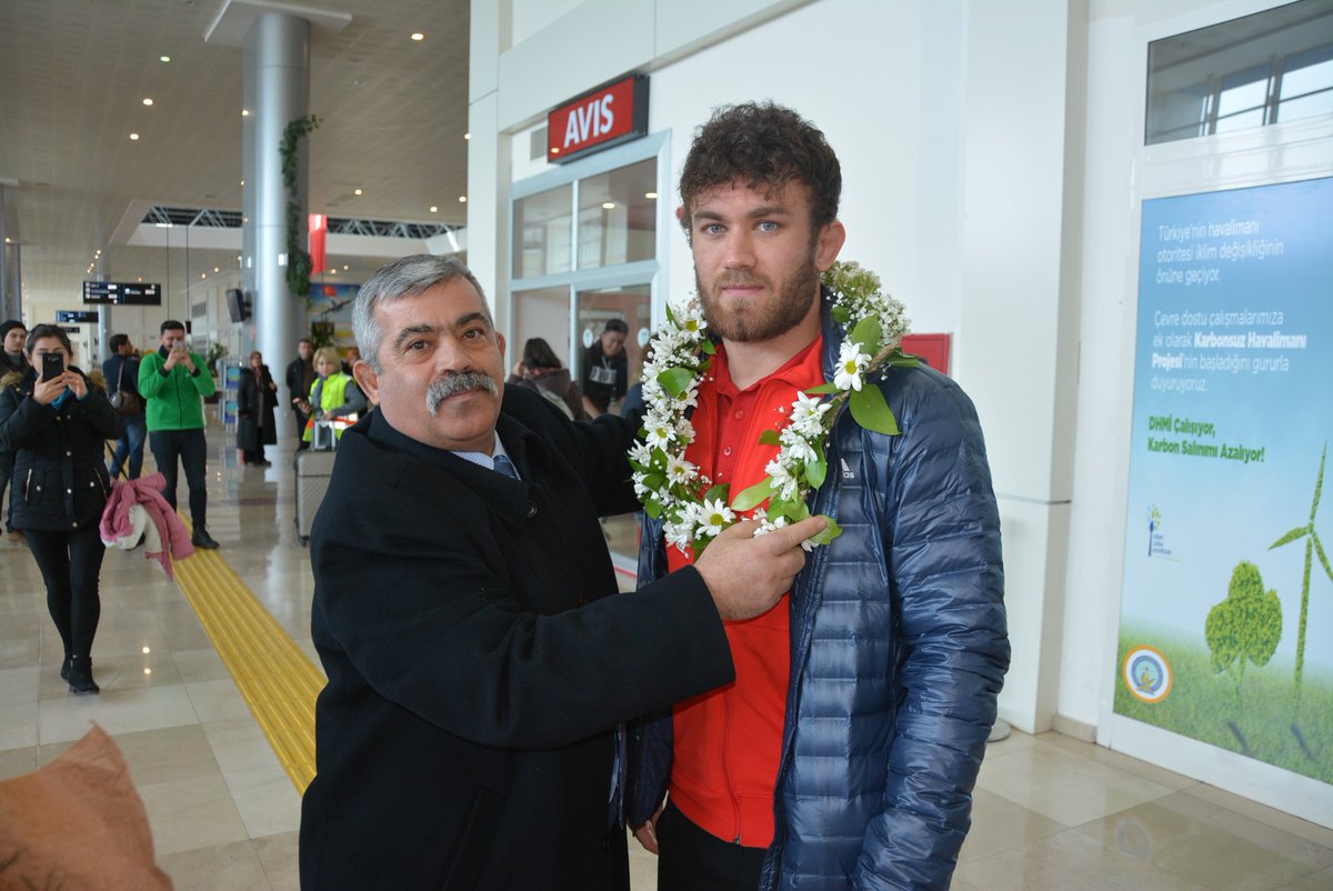 Akkent_Zeyve's tweet photo. Büyükler Serbest Güreşte Merhum Hasan GÜNGÖR'den 54 yıl sonra Avrupa Şampiyonluğu Kazandıran sporcumuz Süleyman KARADENİZ'e buruk karşılama. Şehitlerimize Allah'tan rahmet sporcumuza başarılar diliyoruz @osmanzolan @hasannkarahan @sahin_tin @ZeybekciNihat https://t.co/oZiJYZ2TB8