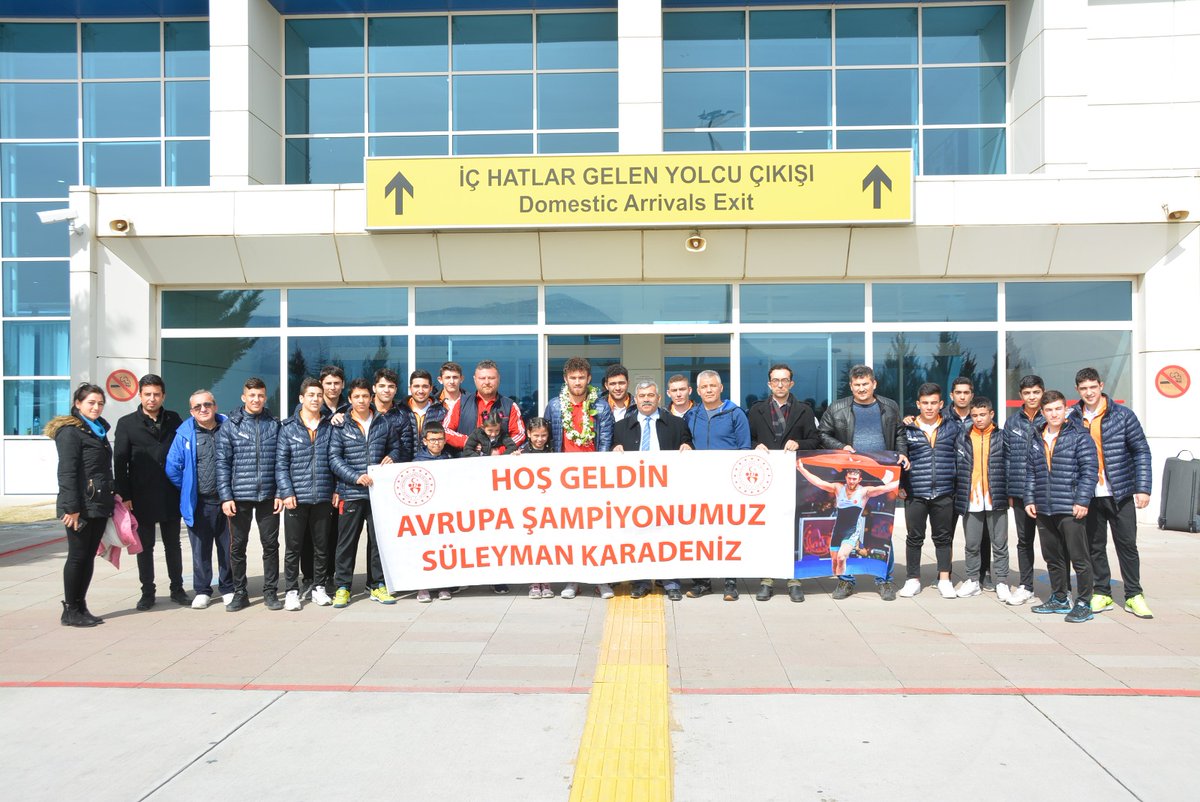 Akkent_Zeyve's tweet photo. Büyükler Serbest Güreşte Merhum Hasan GÜNGÖR'den 54 yıl sonra Avrupa Şampiyonluğu Kazandıran sporcumuz Süleyman KARADENİZ'e buruk karşılama. Şehitlerimize Allah'tan rahmet sporcumuza başarılar diliyoruz @osmanzolan @hasannkarahan @sahin_tin @ZeybekciNihat https://t.co/oZiJYZ2TB8