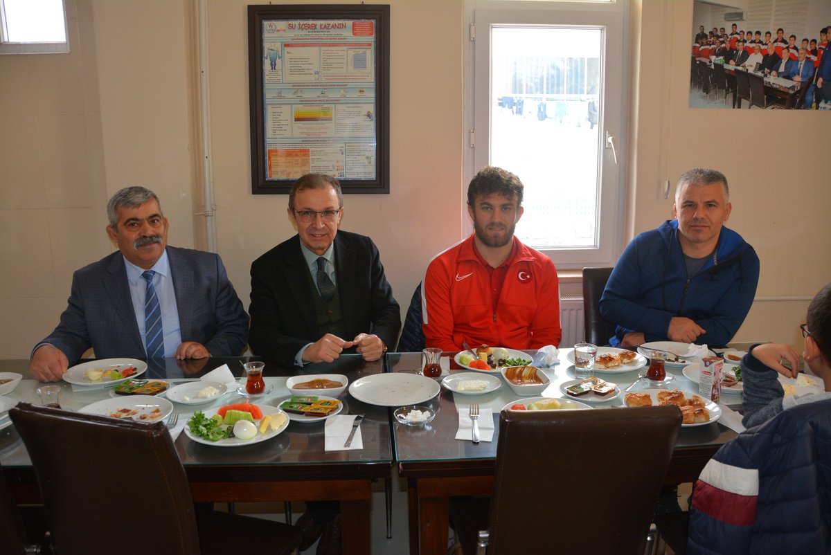 Akkent_Zeyve's tweet photo. Büyükler Serbest Güreşte Merhum Hasan GÜNGÖR'den 54 yıl sonra Avrupa Şampiyonluğu Kazandıran sporcumuz Süleyman KARADENİZ'e buruk karşılama. Şehitlerimize Allah'tan rahmet sporcumuza başarılar diliyoruz @osmanzolan @hasannkarahan @sahin_tin @ZeybekciNihat https://t.co/oZiJYZ2TB8