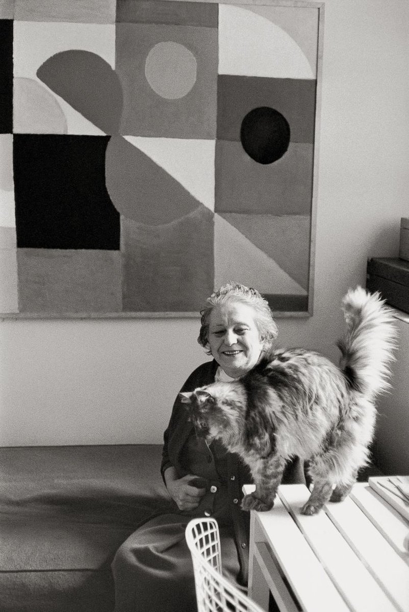 Sonia Delaunay (Ucrania-Francia. 1885-1979)Nace en Ucrania, se forma y desarrolla su obra en Francia. Es creadora del simulateneísmo junto a su marido Robert (temática: color). Es versátil en crear un lenguaje que va desde al arte puro hasta las artes aplicadas.
