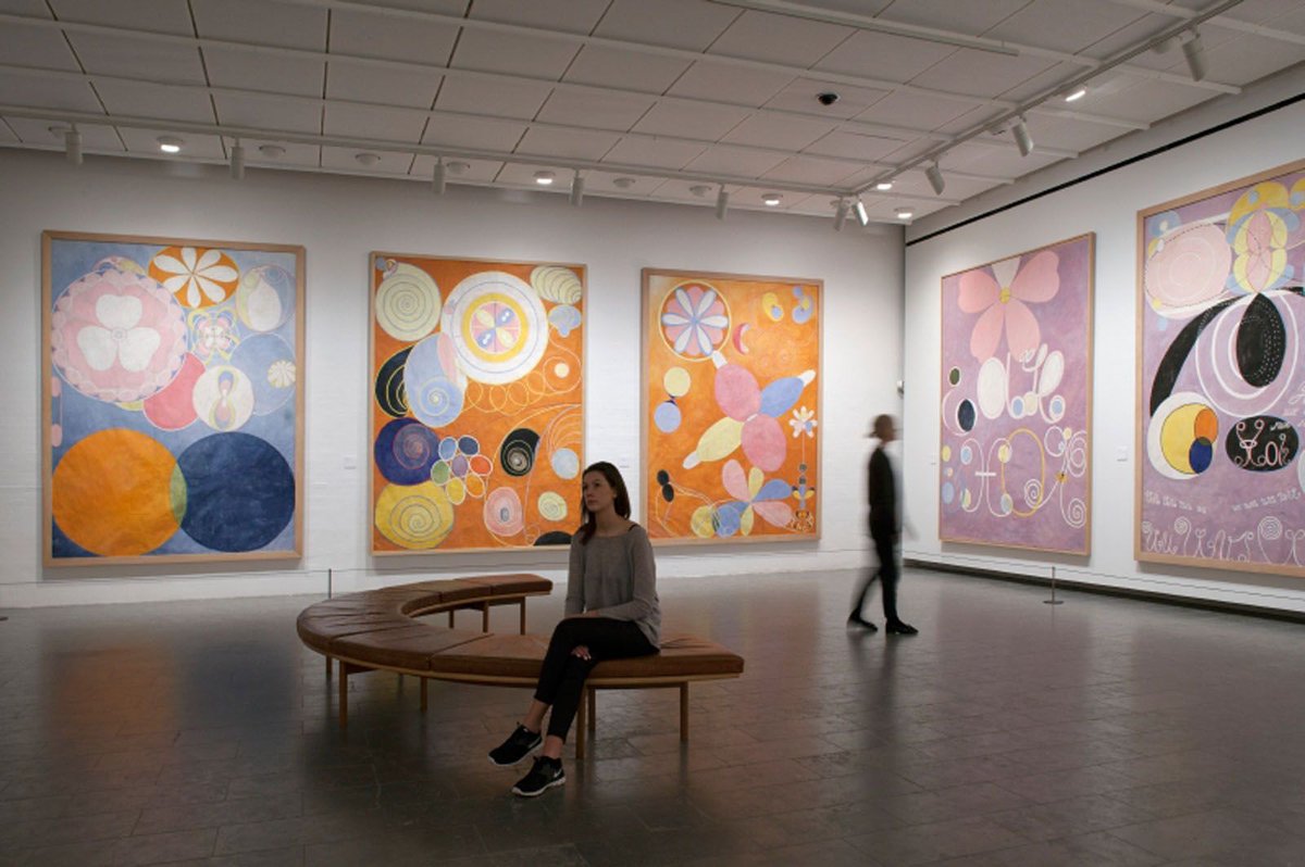 Hilma es pintora formada en academia, buena retratista y paisajista. Se acercó a corrientes intelectuales de la época que buscaban la conexión con el mundo espiritual, debido a esto, entre 1906 y 1915 Hilma pintaría 193 obras llamadas “Pinturas para el templo”