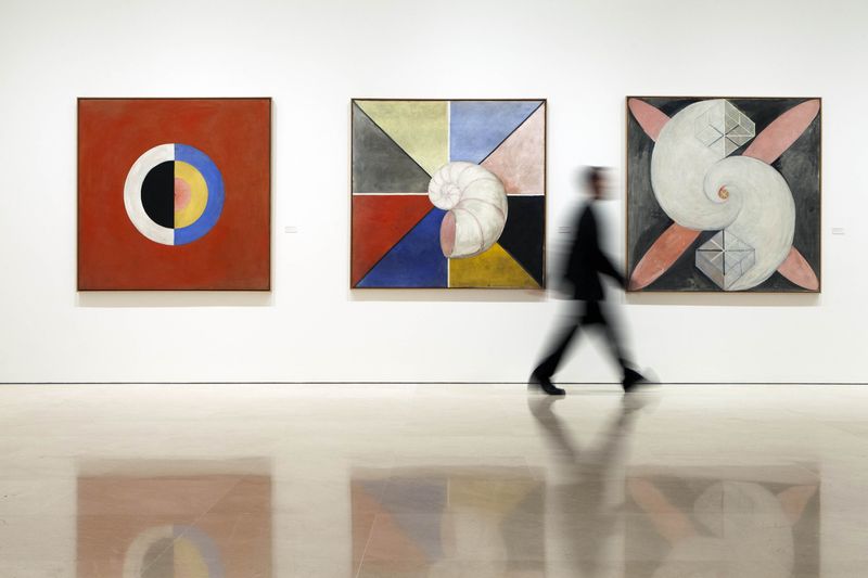 Resumen3 series abstractas: Pinturas para el temploParsifal (Izquierda)Átomo (Derecha)Todas entre 1906 y 1917.Dos etapas abstractas: Abstracción “espiritual” y abstracción geométrica.Más de Hilma en:  https://vimeo.com/313139599&nbsp;