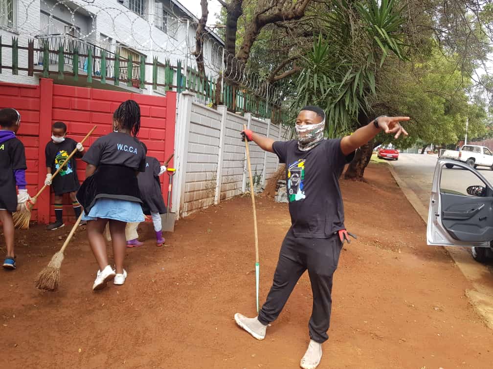 MATSABOLA_'s tweet photo. Always a pleasure to give my time to the betterment of my community
#weservejozi
#kleenajoburg
#ward98 https://t.co/CB0kliWDnB