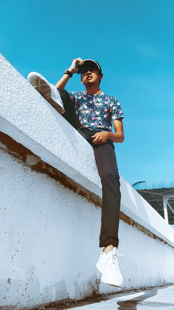 KhairiFirdaus2's tweet photo. Ootd...😉
#BlueDayWithQuen
#AllOutSundays
#flower https://t.co/uQQLx6fkpa