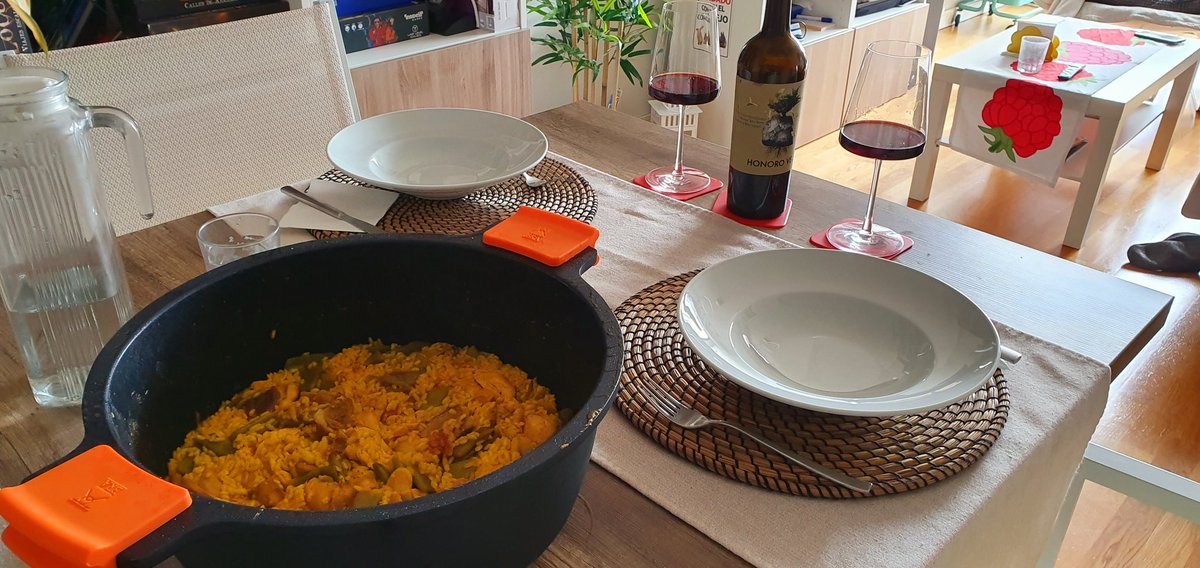 GastroRebel's tweet photo. Domingo de paella Valenciana 🤗

Con un poco de maña e imaginación, se consigue un resultado muy bueno.

Y si, hay #socarrat

#FelizFinde #gastronomia #Castellón #paella https://t.co/MkQnTkJYRR