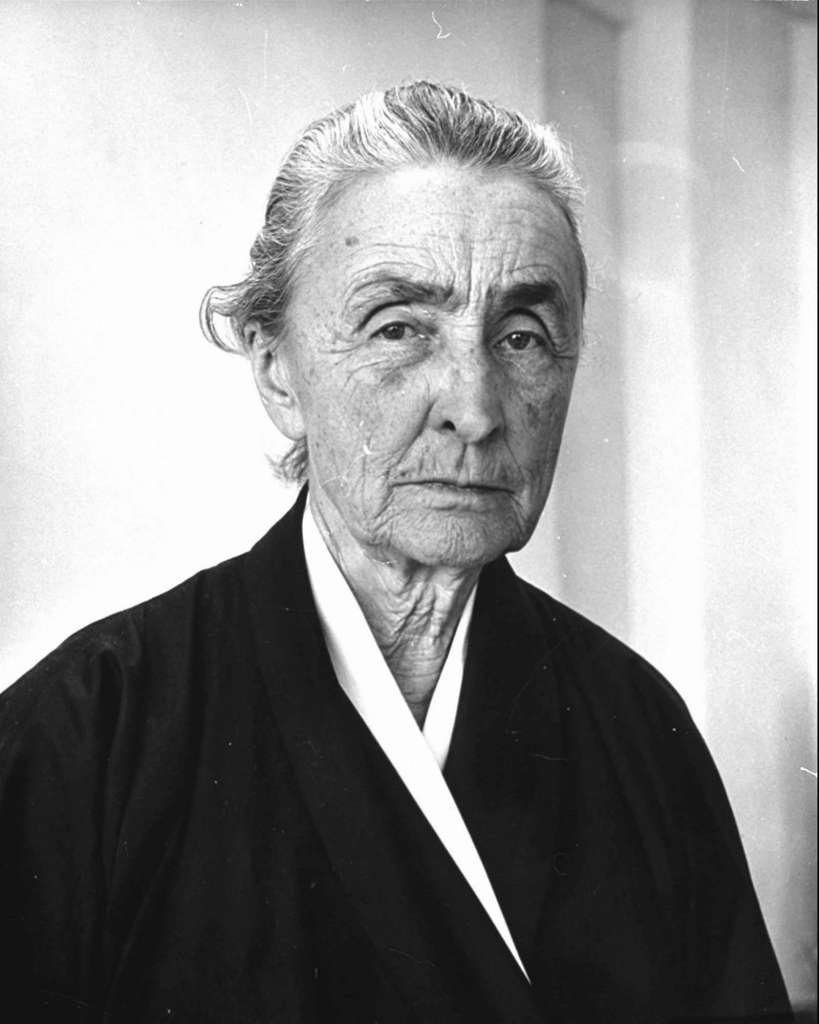 Georgia O’keeffe (EEUU. 1887-1986)Todos la recordamos por sus magníficas flores. Pero O’Keeffe fue una gran abstracta.De fuerte carácter y pionera en muchos sentidos, O´keeffe recorrió el camino a la abstracción desde el paisaje ya que venía de una esmerada formación.