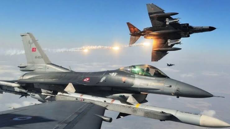 ArabTurkeyComTr's tweet photo. طائراتنا نسور السماء.. إن سقطَ التراب نسقط

#تركيا #BaharKalkanı https://t.co/jOXTRyiOiv