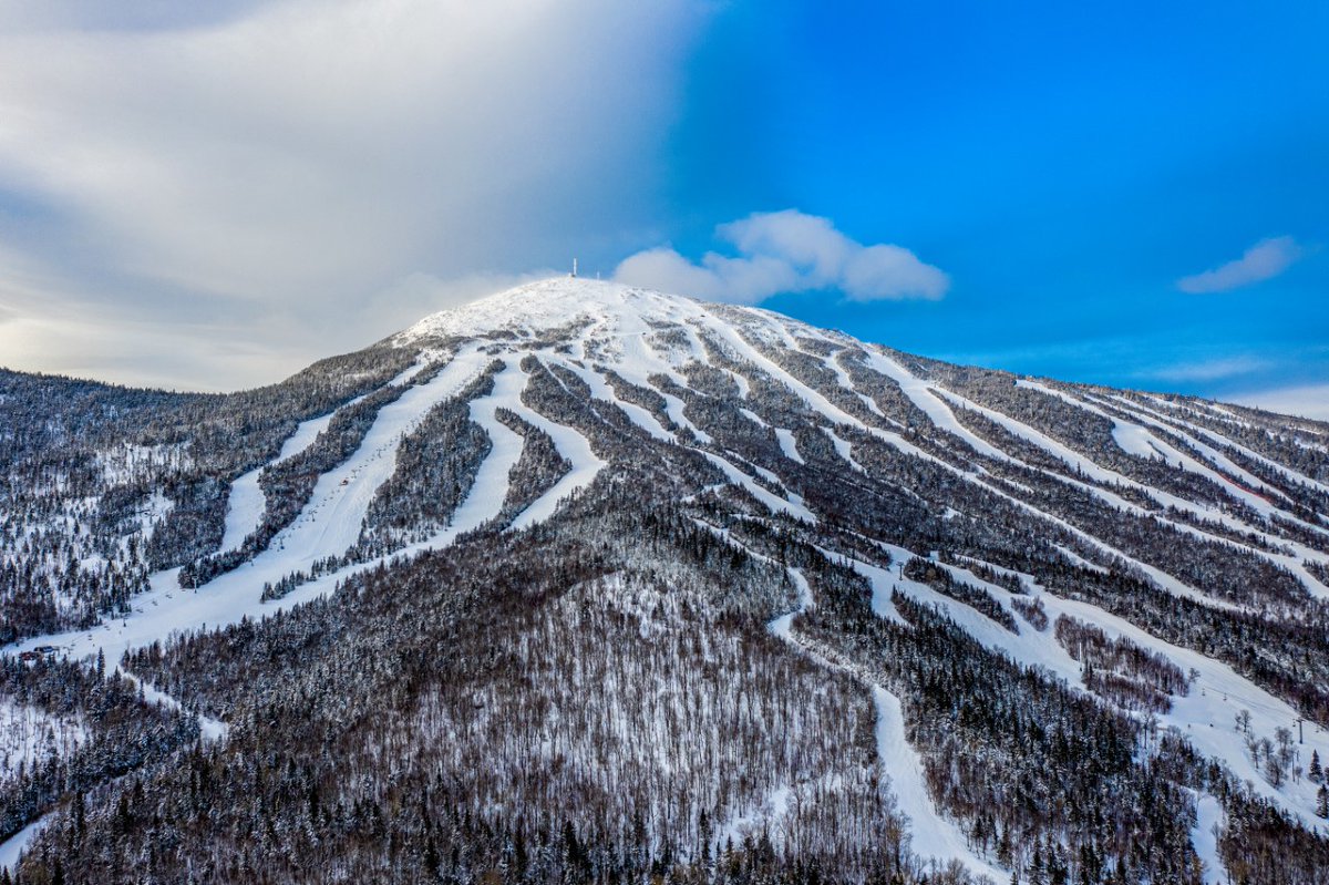 SugarloafMaine's tweet image. That&apos;s some great coverage. #frontside #snowfields #theloaf
photo: Maine Drone Imaging