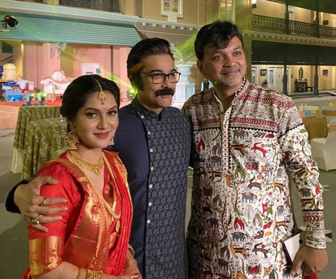 SisirDa92376059's tweet photo. "গতকাল বাংলা টলিউড জগতের স্বনামধন্য পরিচালক শ্রদ্ধেয় #সৃজিৎ_মুখার্জী স্যার এবং #মিথিলা ম্যামের #Reception_Party তে নতুন লুকে উপস্থিত ছিলেন আমাদের সকলের প্রিয় #কাকাবাবু @prosenjitbumba অসাধারণ সুন্দর মুহূর্ত @srijitspeaketh
@pfc_prosenjit https://t.co/gNFjIXN5A7